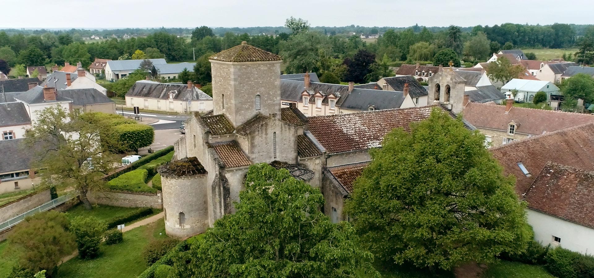 Vue en drone - oratoire carolingien de germigny-des-prés