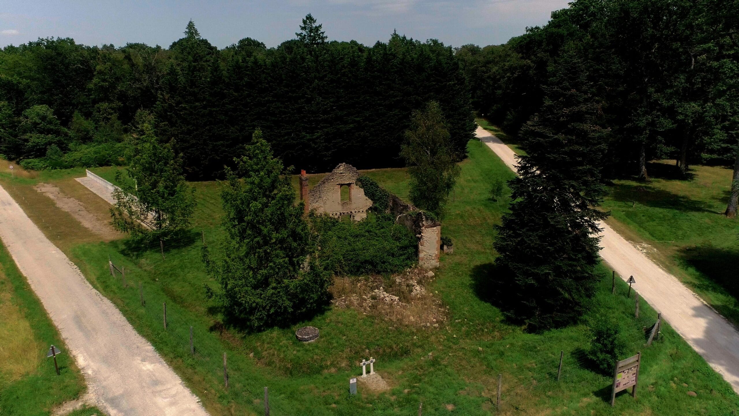 Carrefour de la Resistance à Lorris, Loiret - Maison