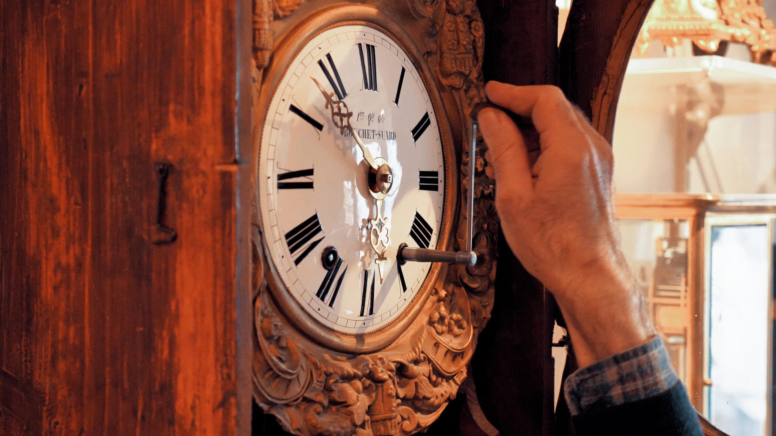 Galerie d’horloges anciennes et de pendules murales au Musée horloger Georges Lemoine à Lorris
