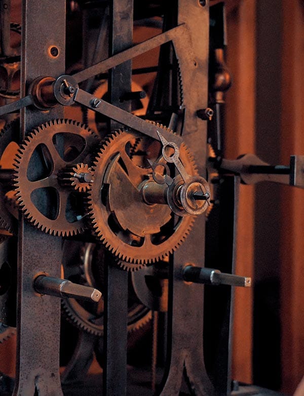 Mécanisme en acier d’une horloge monumentale exposé au Musée horloger Georges Lemoine à Lorris