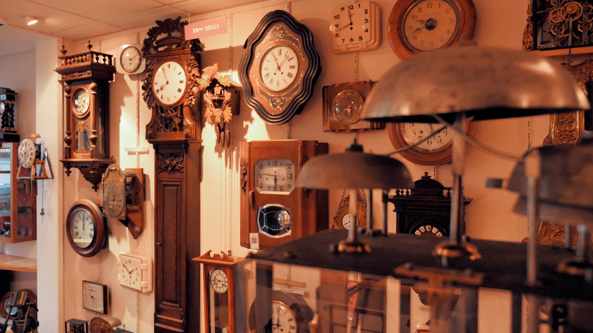 Salle d’exposition du Musée horloger Georges Lemoine à Lorris avec montres, pendules et horloges anciennes