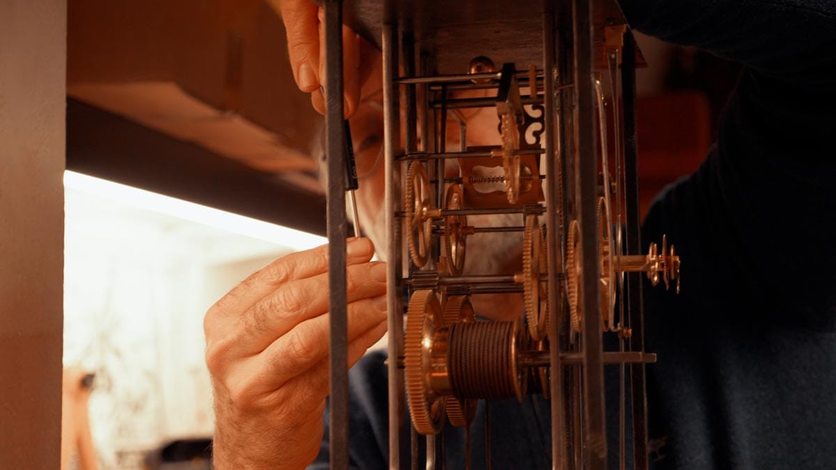 Bénévole entrain de réparer une horloge au musée Georges Lemoine à Lorris