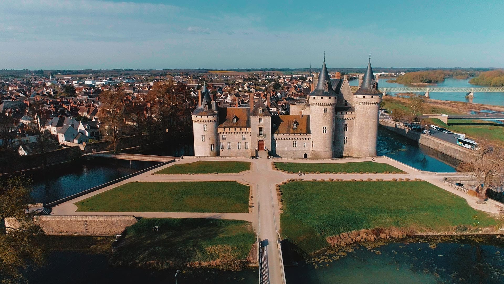 Château de Sully sur Loire vue en drone